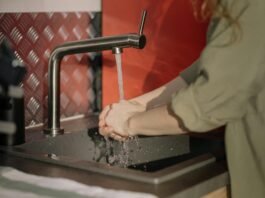 Where Can A Food Worker Wash Her Hands?