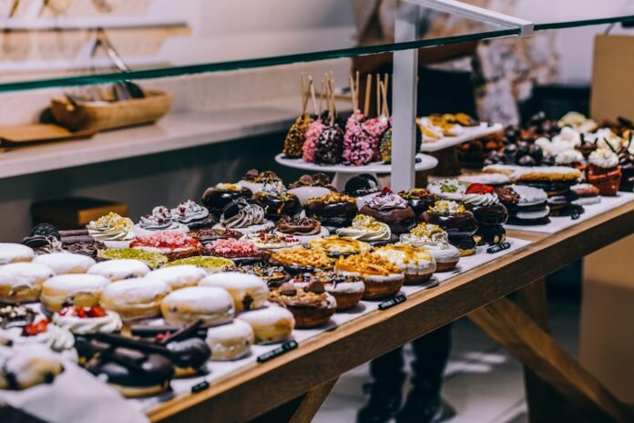 What Should Food Workers Use To Handle Ready To Eat Pastries?